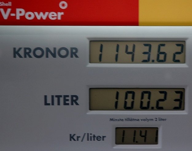 Bensinpump display visar kostnaden 1143.62 kr för 100.23 liter, pris per liter 11.4 kr.