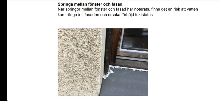 Springa mellan fönsterkarm och fasadbeklädnad på ett hus, risk för vattenintrång.