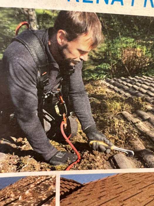 Man som arbetar med lagning av takpannor på ett tak.