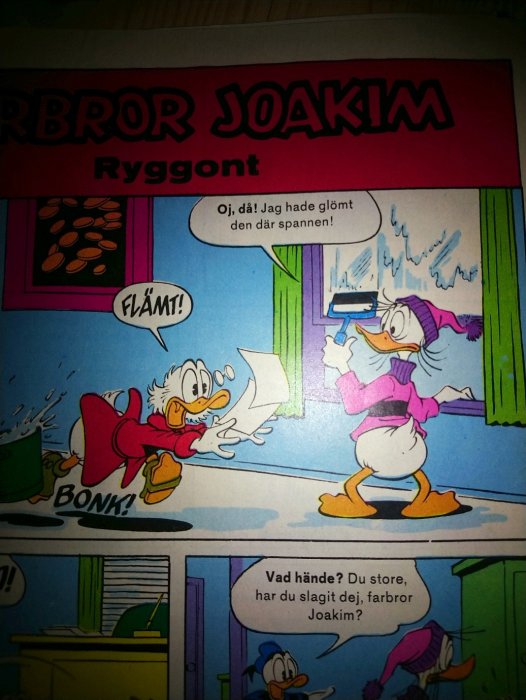 Serietidningssida med Kalle Anka-karaktärerna där Kalle råkar ut för en olyckshändelse medan Farbror Joakim tittar på.