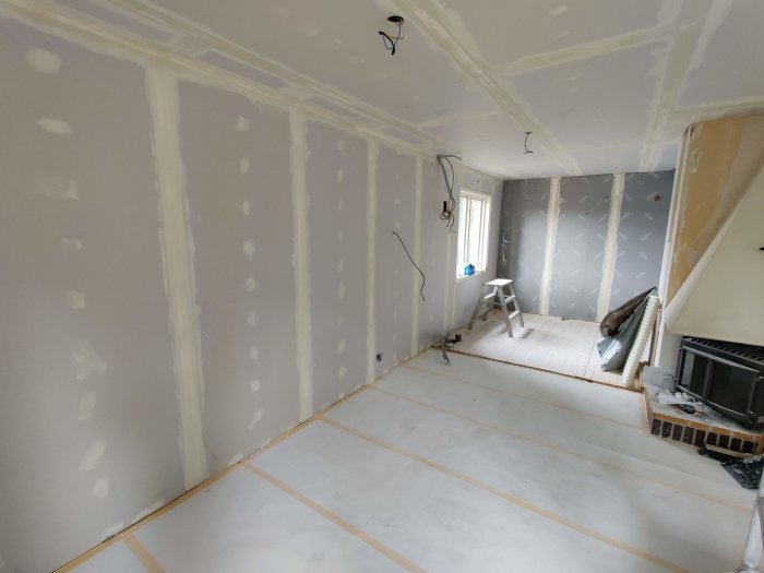 Renoveringsprojekt i hus, väggar och tak med gipsskivor och spackling, ej färdigmålat.