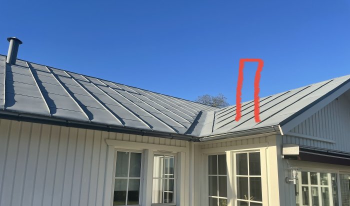 Två taknockar på ett hus med en skorsten och en markerad röd linje som indikerar höjdskillnad.