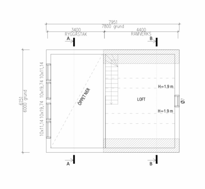 Ritning av byggprojekt med måttangivelser för ett loft, en trappa och öppetimer.