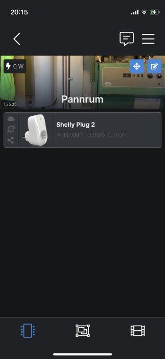 Skärmdump av en mobilapp med Shelly Plug 2 anslutningsstatus som visar "PENDING CONNECTION" i ett pannrum.