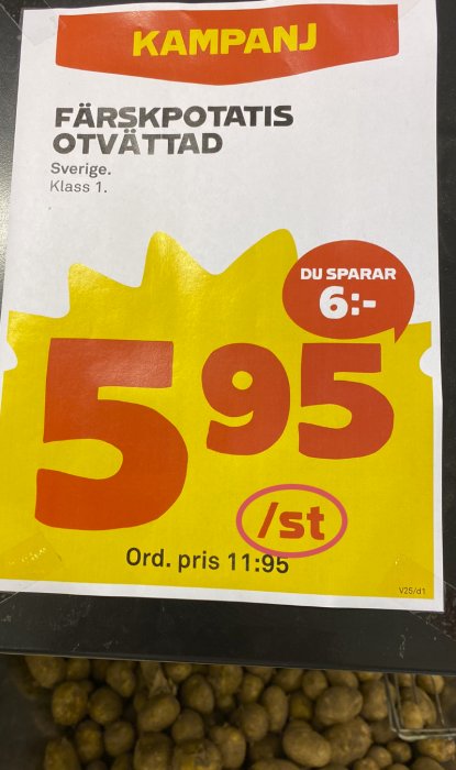 Reaprisetikett som visar färskpotatis för 5,95 kr, nedsatt från ordinarie pris 11,95 kr.