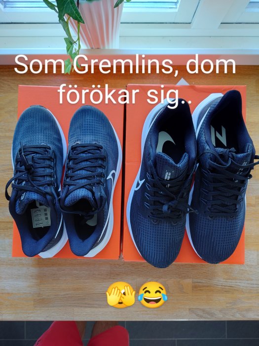 Två par blåa löparskor med Nike-logga på en skolåda, använt som humoristisk jämförelse med Gremlins.