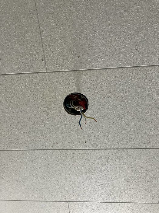 Öppen takinstallation med synliga elledningar och kopplingsdosor.