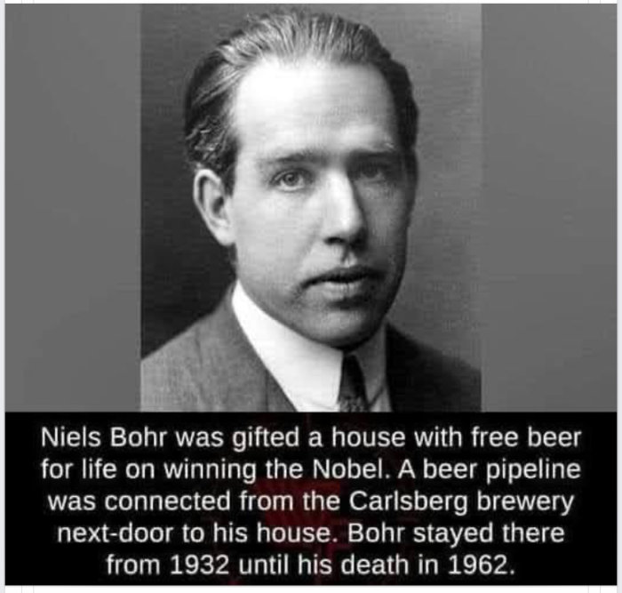Svartvit porträttbild av Niels Bohr med text om gratis öl från Carlsberg för Nobelpris.