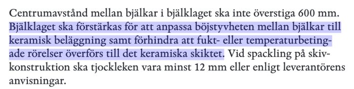 Text från en byggstandard som förklarar att bjälklaget måste förstärkas för keramisk beläggning och inte överskrida 600 mm centrumavstånd.