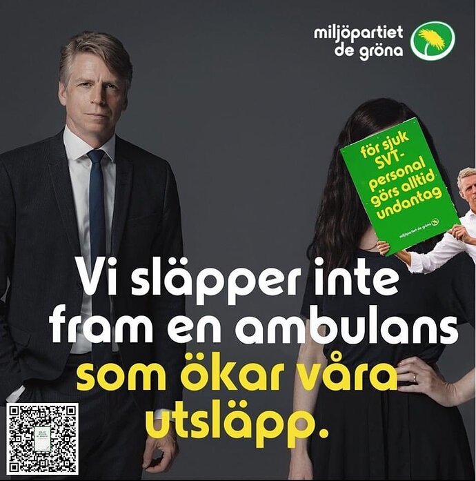 Tre personer i kostym, en täcker ansiktet med en politisk affisch, med slogan om miljö.