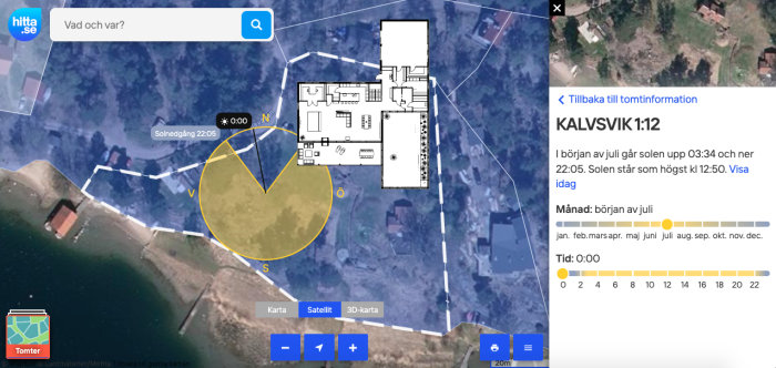 Satellitbild över tomt med utritat husplan och solens rörelsebaneindikationer.