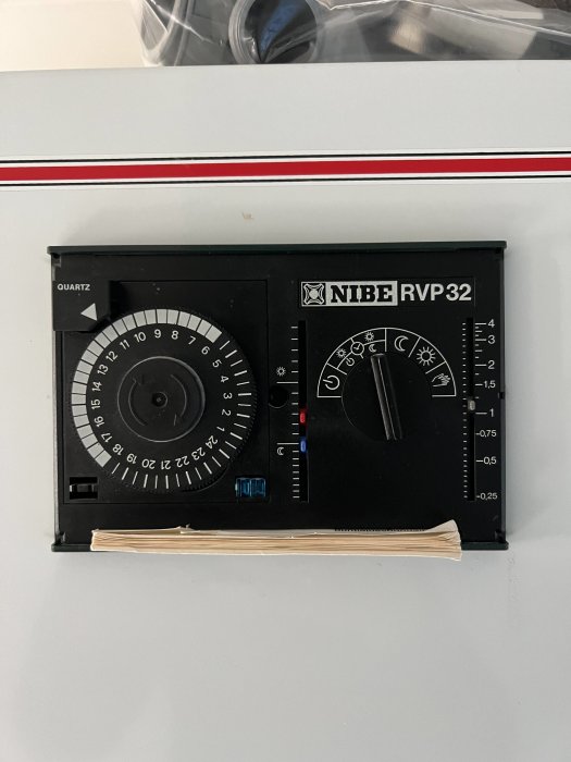 NIBE RVP32 värmeregulator med justerbara rattar för temperatur och tid monterad på vit vägg