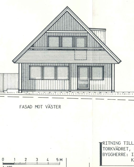 Ritning av husfasad mot väster med måttangivelser, dubbla fönsterrader och entré.