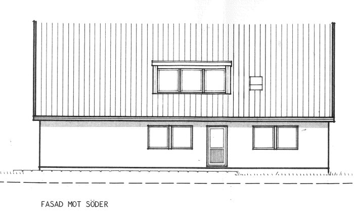 Arkitektritning av en husfasad mot söder, med fönster, dörr och vertikala beklädnadslister.