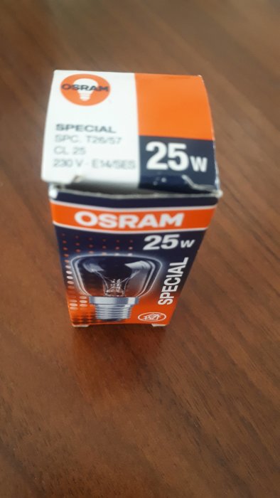 OSRAM 25W specialglödlampa i förpackning på träbord.