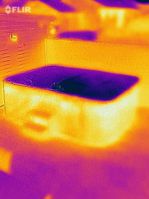 Värmekamerabild av värmeförlust från ett objekt omgivet av varmare område.