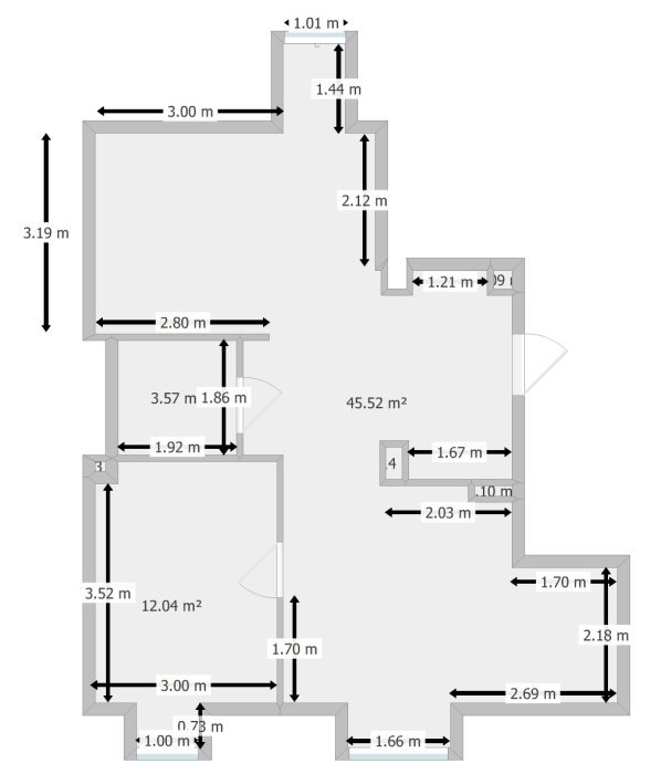 Planritning av ett hus som visar mått och yta för olika rum och korridorer.