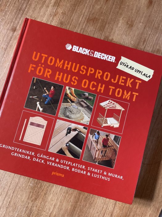 Bokomslag "Utomhusprojekt för hus och tomt" med bilder på byggprojekt som staket och däck.