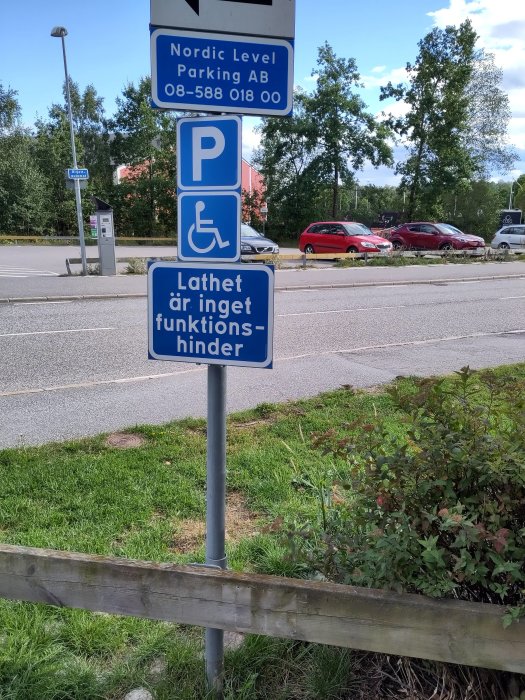 Parkeringskyltar inklusive en skylt för handikapparkering med texten "Lathet är inget funktionshinder".