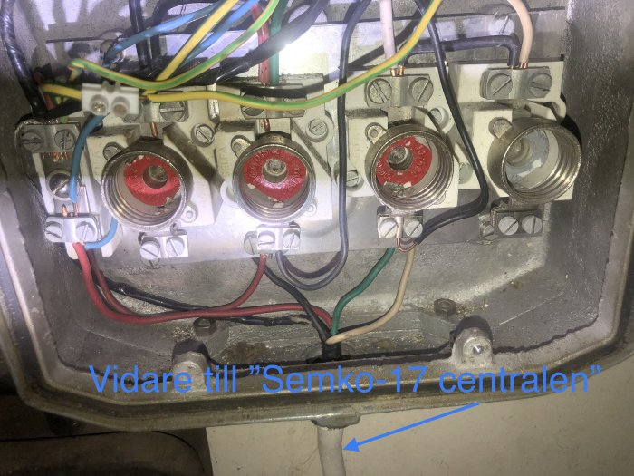 Elektrisk anslutningsdosa med många ledningar och terminaler märkta "Vidare till 'Semko-17 centralen'".
