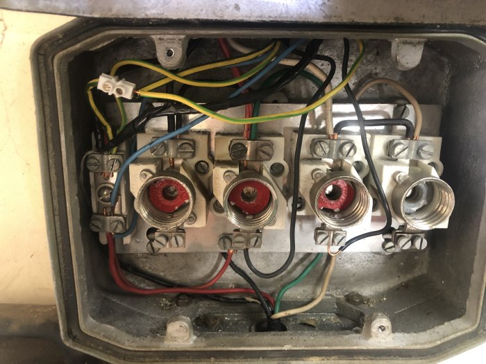 Öppen eldosa med synliga anslutna kablar och terminaler för elektrisk installation.