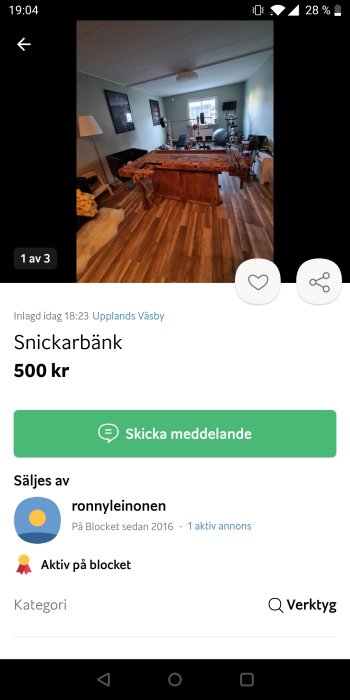 Rustikt snickerbord av massivt trä uppställt i ett vardagsrum med parkettgolv och inredningsdetaljer.