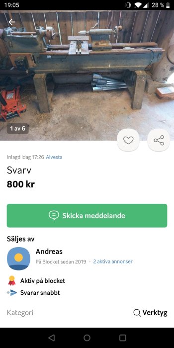 Gammal svarv på ett arbetsbord i ett verkstadsutrymme till salu för 800 kr.