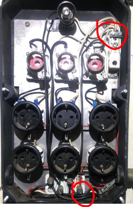 Elektriskt skåp med otydligen anslutna PEN-ledare, märkning områden för underhåll och JFB-placering.