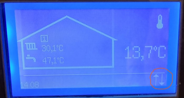 Display av värmepump med temperaturvärden och en blockeringssymbol markerad.