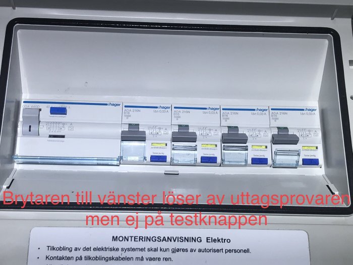 Elcentral med jordfelsbrytare och säkringar, text "Brytaren till vänster löser av uttagsprovaren men ej på testknappen".