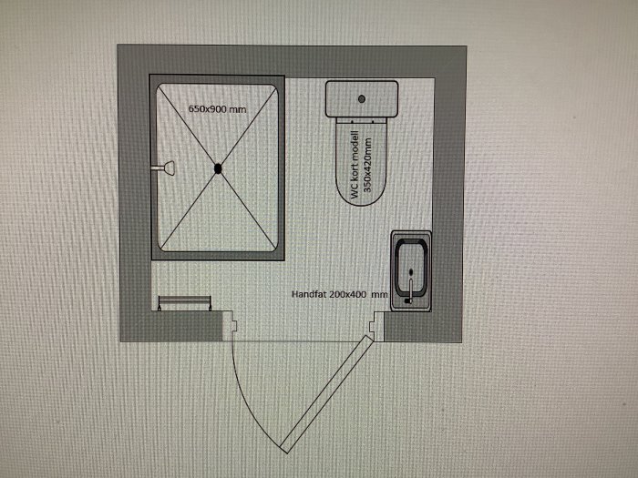 Skiss av badrumsplanering med måttangivelser, inkluderar dusch 650x900 mm och toalett 350x420 mm.