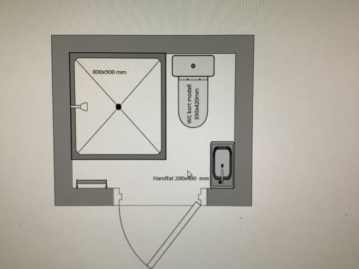 En skiss av ett badrumsutrymme med måttangivelser inklusive dusch 80x90 cm och wc-modell.