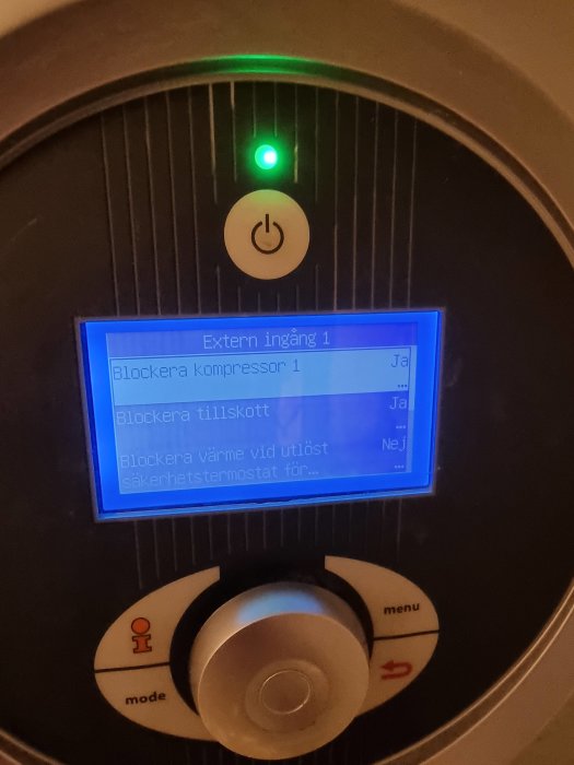 Inställningsmeny på värmepumpens display visar alternativ för att blockera kompressor och tillskott.