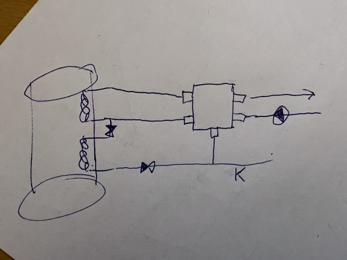 Handritad skiss av ett schematiskt rörledningssystem med olika komponenter och flödesriktning.