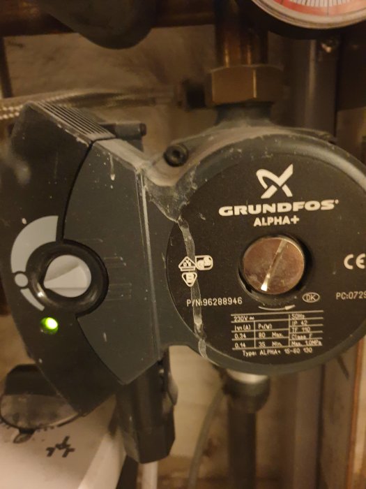 Grundfos Alpha+ cirkulationspump för fjärrvärme med tekniska specifikationer och grönt driftljus.