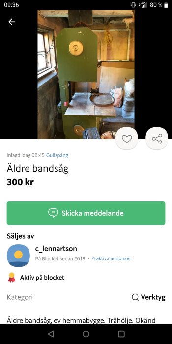 Äldre bandsåg placerad i ett verkstadsutrymme, eventuellt hemmabygge, med trädetaljer.