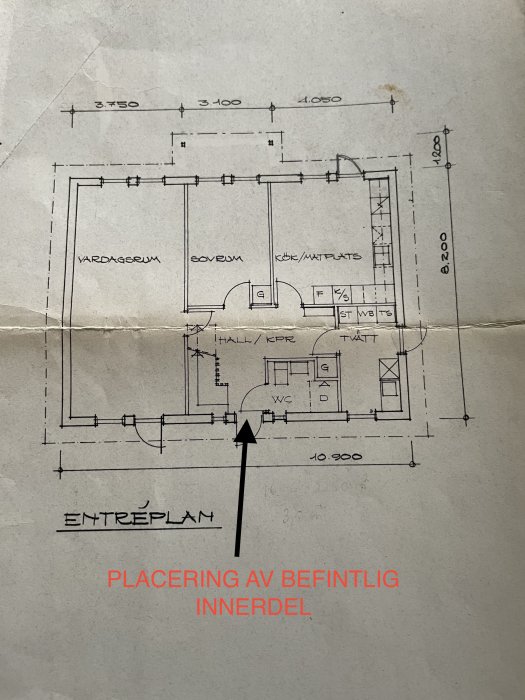 Ritning av en entreplan till en bostad med markerad plats för befintlig innerdel.