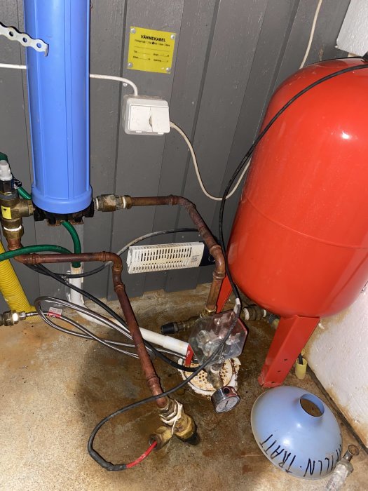 Installation av hydropress och rörledningar med temporär slang och tryckströmbrytare.