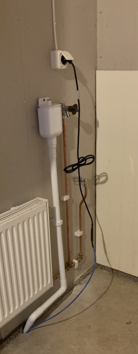 Installation av hydrofor med vattenrör och elkontakt i ett utrymme, möjliga fel vid installationen uppmärksammas.