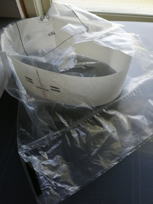 Oöppnad ventilationskanal i plastförpackning placerad på ett bord.