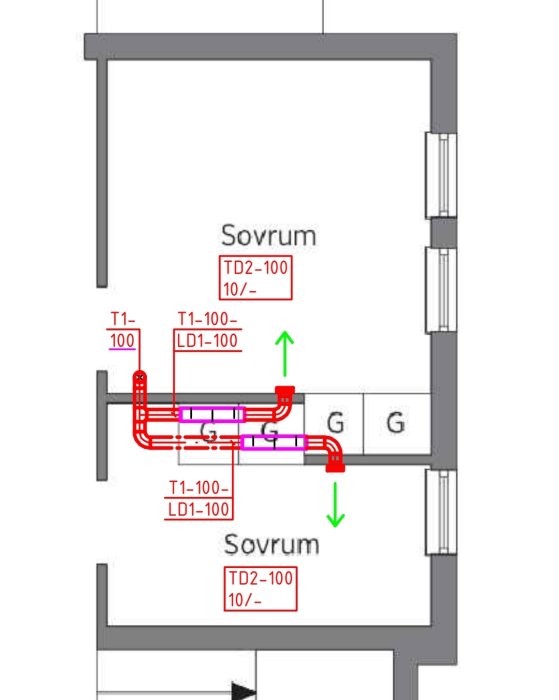 Ventilationsplan för källare med markerade tilluftsdon och kanaler i rött, samt avluft i lila.