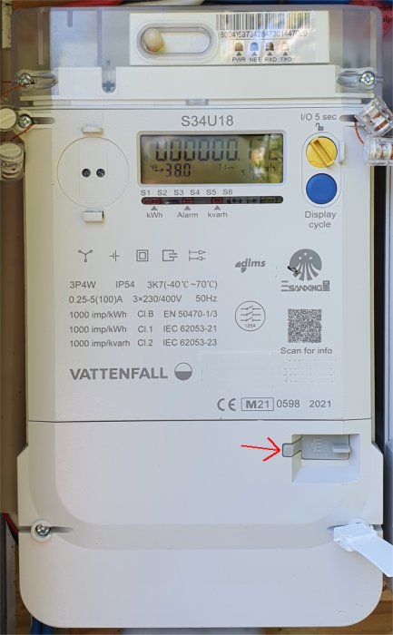 Elmätare från Vattenfall med digital display och installationsinformation, röd pil pekar på en del.