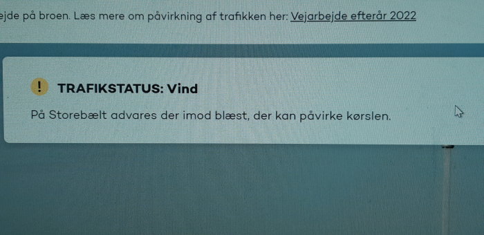 Skärmbild som visar en trafikstatusuppdatering med varning för vind på Storebælt.