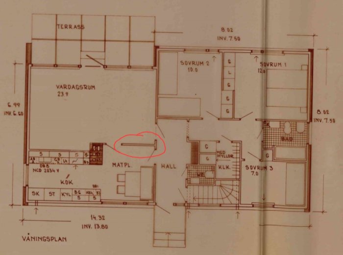 Ritning av en husplan med markerat område som visar placeringen av en skjutdörr mellan kök och matplats.