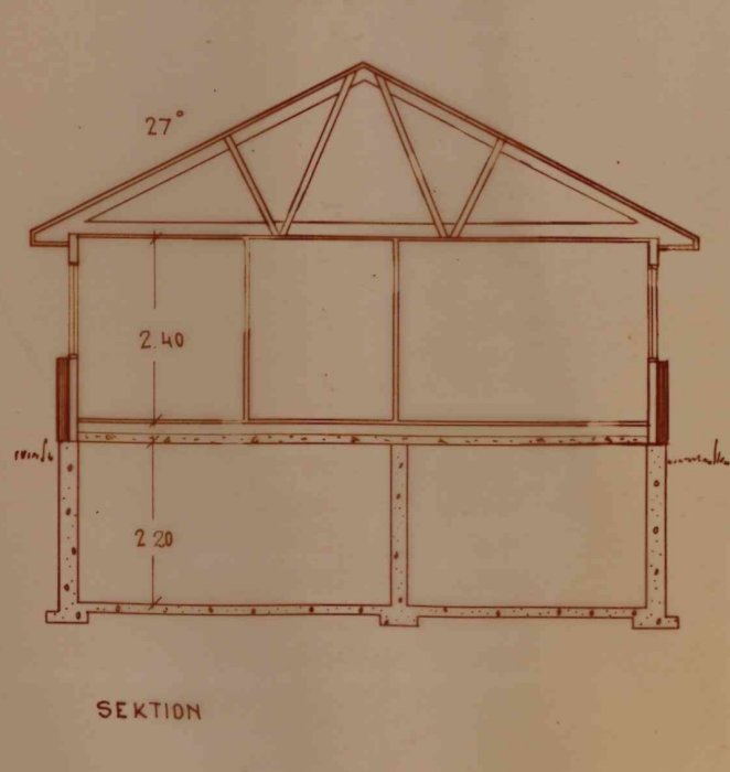 Ritning av en sektion av en byggnad med måttsättning, inklusive taklutning på 27 grader.