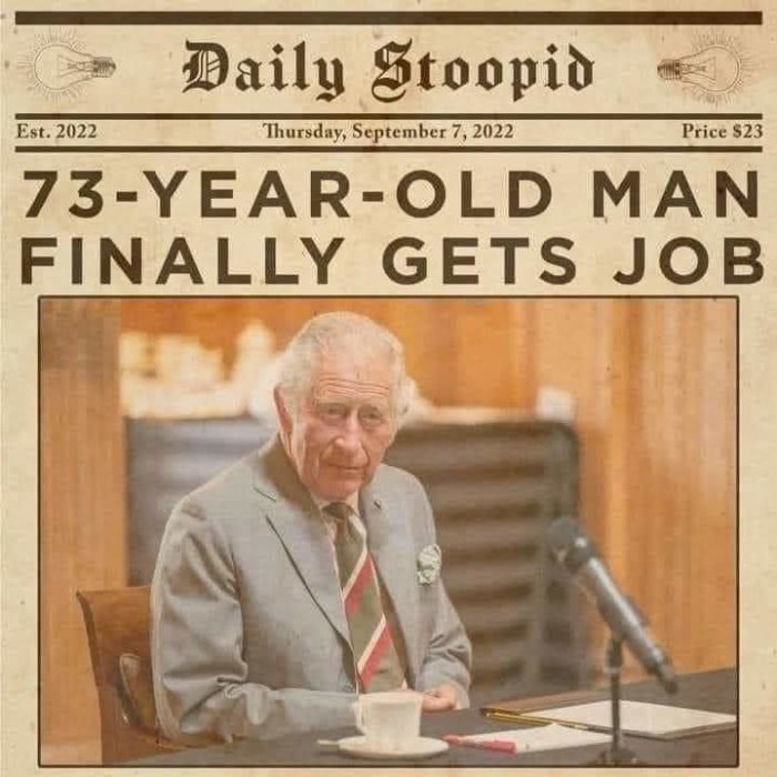 Äldre man sitter vid ett skrivbord med mikrofon och kopp, rubrik om 73-åring som får arbete.