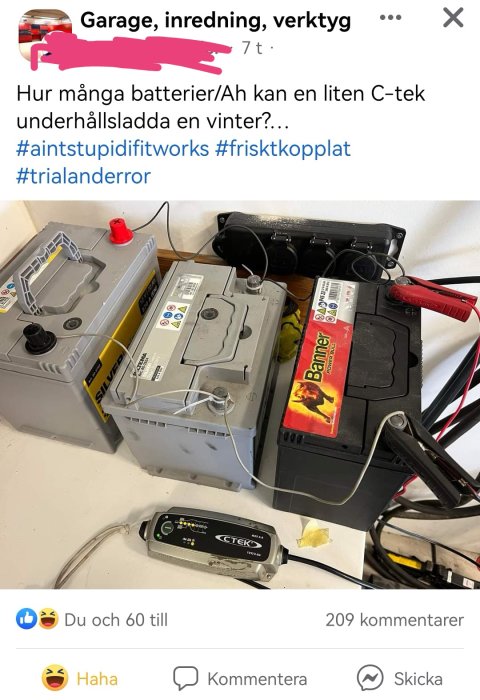 Olika biltyper anslutna till en CTEK-batteriladdare på ett garagegolv.