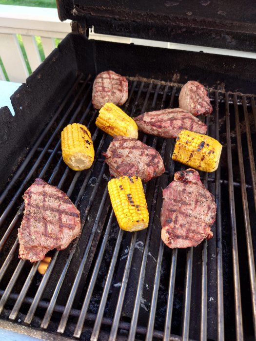 Grillat rostas och majs på en gasolgrill.