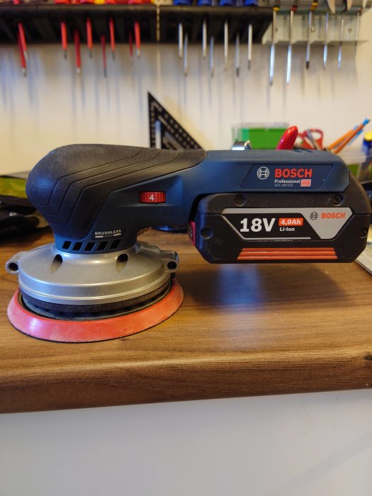 Bosch batteridriven slipmaskin med 18V 4.0Ah batteri på arbetsbänk.