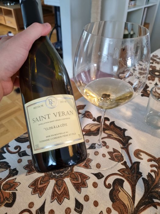 Flaska och glas med Chardonnay från Bourgogne, Saint Véran "Clos de la Côte" 2018.